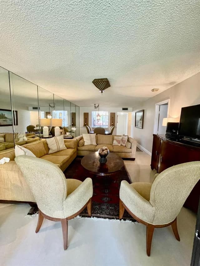 8592 W Sunrise Blvd # 111, Plantation FL 33322 - Plantation, FL - Photo 6