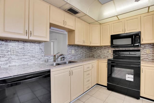 2006 Granada Drive # N2, Coconut Creek FL 33066 - Coconut Creek, FL - Photo 4