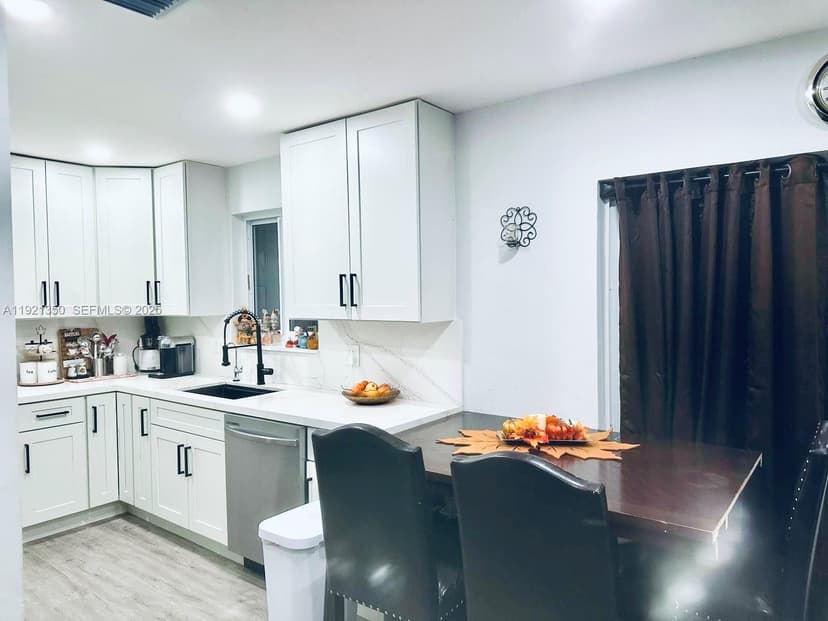 816 NW 8th St, Florida City FL 33034