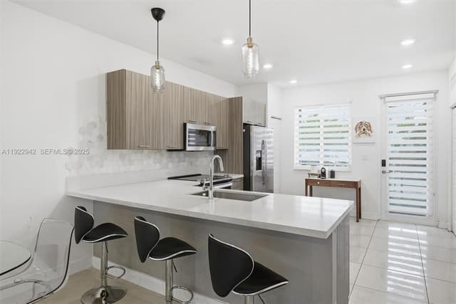 6420 NW 102nd Path # 110, Doral FL 33178 - Doral, FL - Photo 3