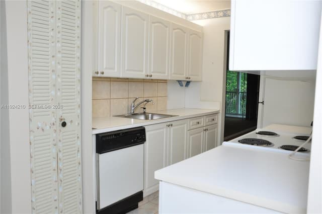 13000 SW 15th Ct # 411U, Pembroke Pines FL 33027 - Pembroke Pines, FL - Photo 4