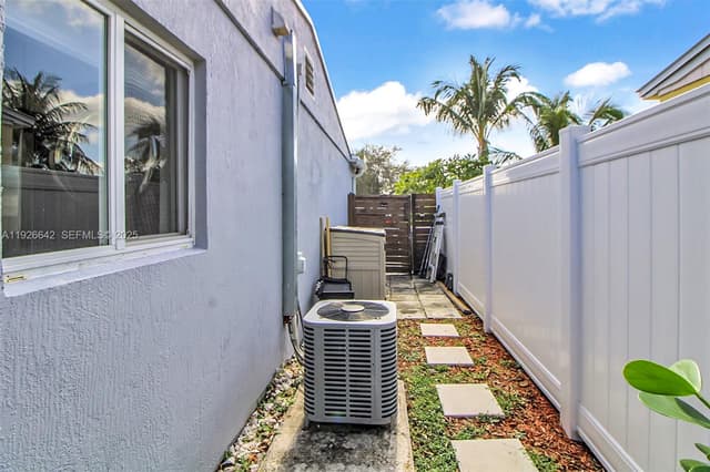 201 NW 51st Ct, Oakland Park FL 33309 - Oakland Park, FL - Photo 4