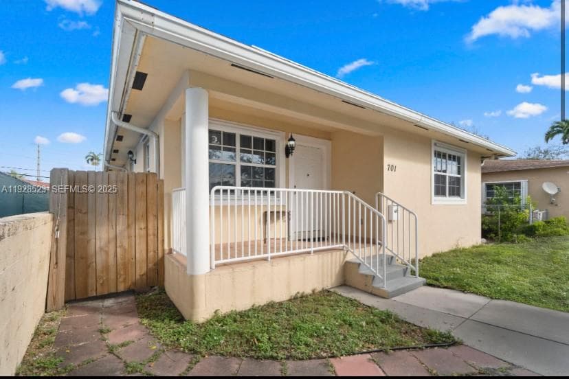 701 NE 6th St, Hallandale Beach FL 33009 - Hallandale Beach, FL - Photo 1