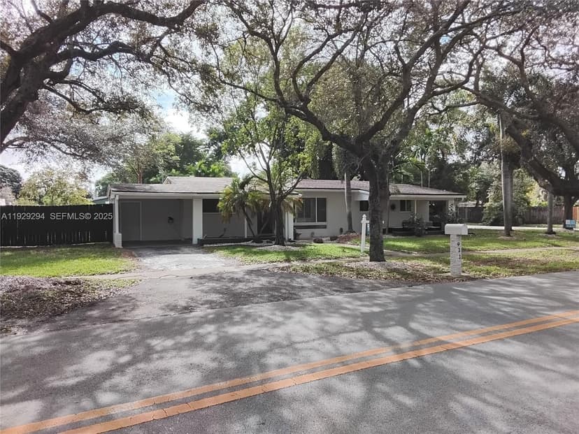 911 W Country Club Cir, Plantation FL 33317