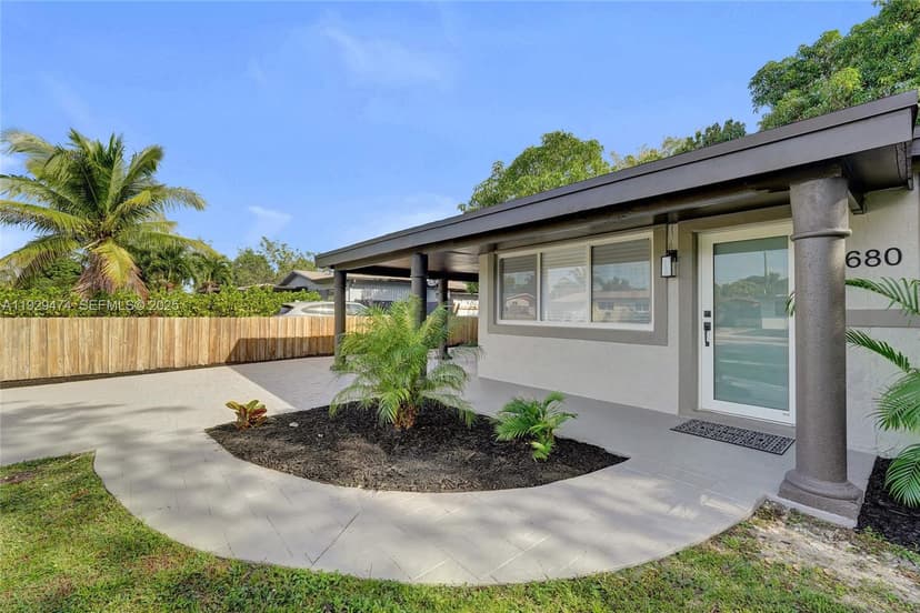 680 SW 29th Ter, Fort Lauderdale FL 33312