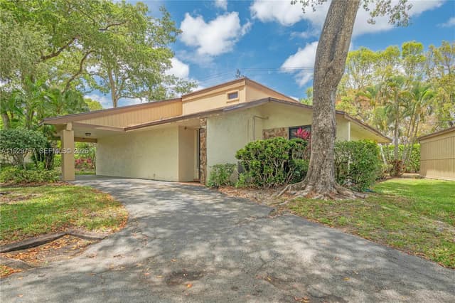 8097 Royal Palm Cir, Tamarac FL 33321 - Tamarac, FL - Photo 2