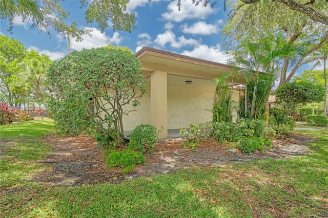 8097 Royal Palm Cir, Tamarac FL 33321 - Tamarac, FL - Photo 6