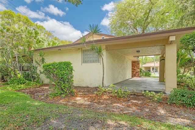 8097 Royal Palm Cir, Tamarac FL 33321 - Tamarac, FL - Photo 7