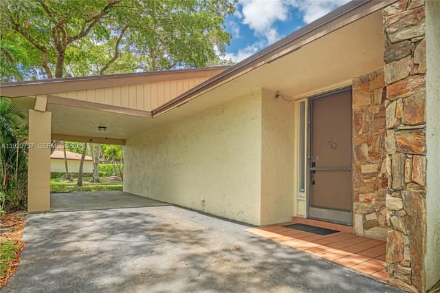 8097 Royal Palm Cir, Tamarac FL 33321 - Tamarac, FL - Photo 3