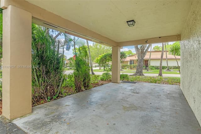 8097 Royal Palm Cir, Tamarac FL 33321 - Tamarac, FL - Photo 5