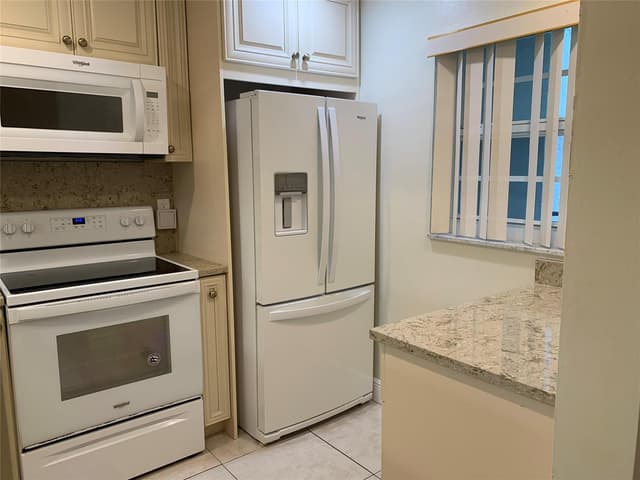 9460 Poinciana Place # 203, Davie FL 33324 - Davie, FL - Photo 5