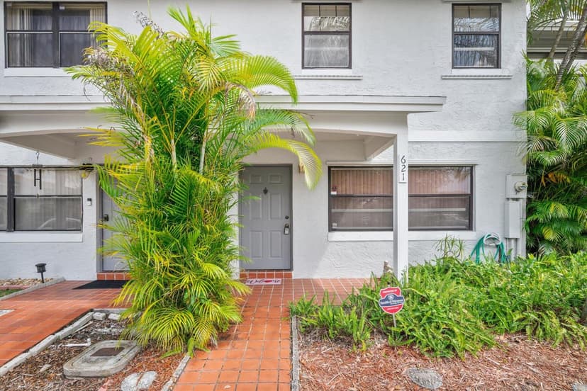 621 NW 105th Way, Pembroke Pines FL 33026