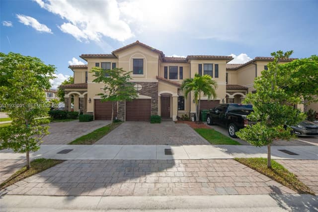 3316 W 91st Ter, Hialeah FL 33018 - Hialeah, FL - Photo 2