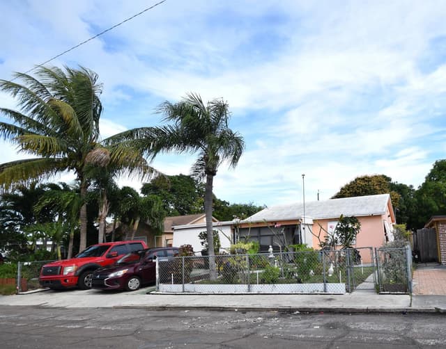 910 N C Street, FL 33460 - Photo 2