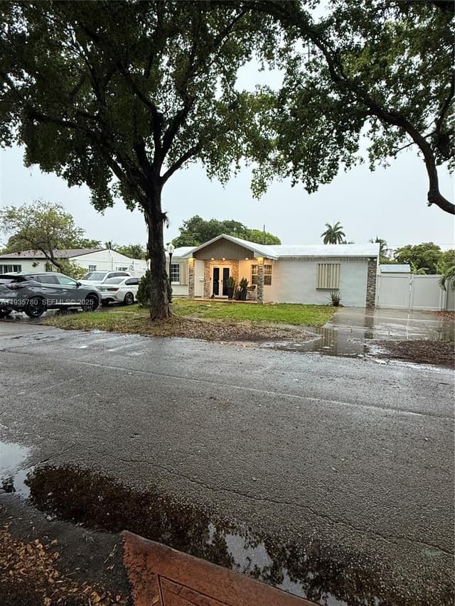1031 NE 142nd St, North Miami FL 33161 - North Miami, FL - Photo 2