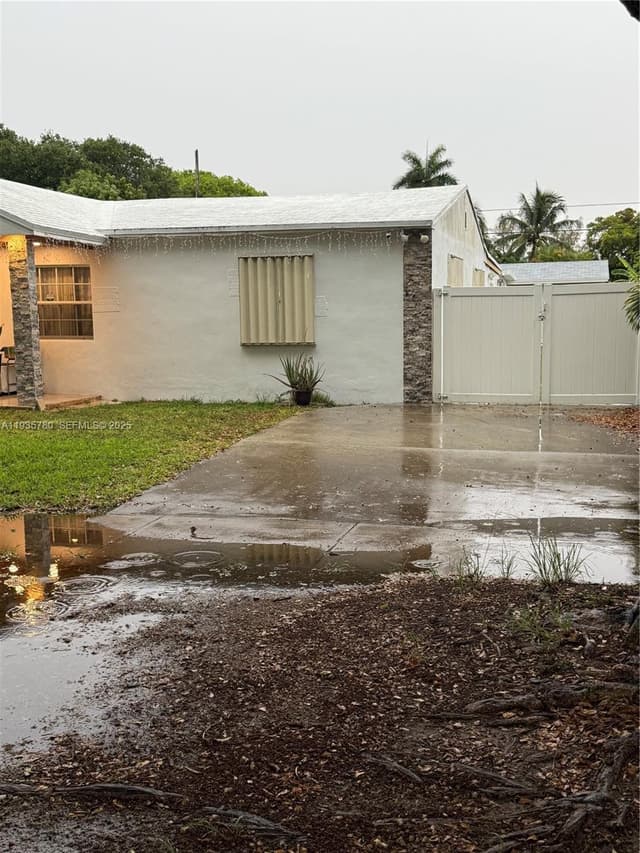 1031 NE 142nd St, North Miami FL 33161 - North Miami, FL - Photo 3