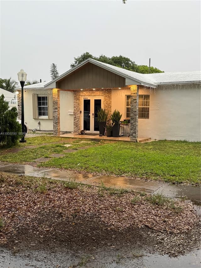 1031 NE 142nd St, North Miami FL 33161 - North Miami, FL - Photo 4