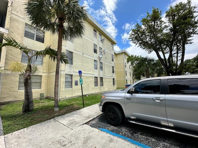 1875 W 56th St # 301, Hialeah FL 33012 - Hialeah, FL - Photo 7