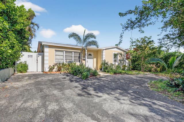 831 30th Court, West Palm Beach FL 33407 - West Palm Beach, FL - Photo 2
