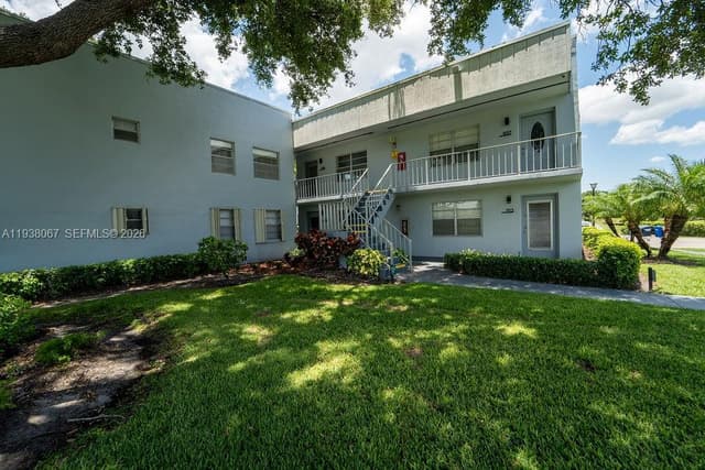 938 Normandy T # T938, Delray Beach FL 33484 - Delray Beach, FL - Photo 3