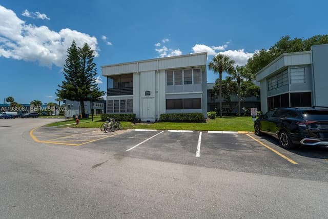 938 Normandy T # T938, Delray Beach FL 33484 - Delray Beach, FL - Photo 4