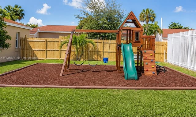 885 NE 213th Ter # 2, Miami FL 33179 - Miami, FL - Photo 4