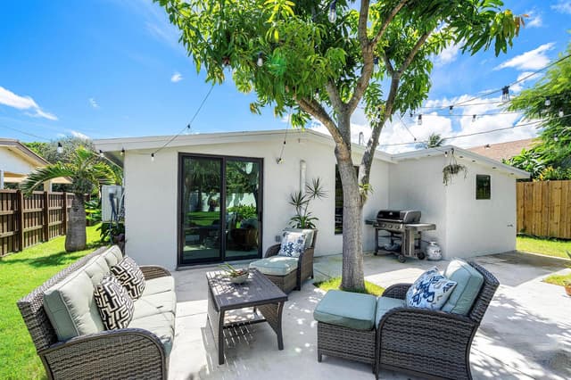 363 Glouchester Street, Boca Raton FL 33487 - Boca Raton, FL - Photo 2