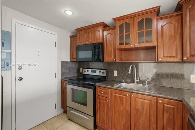 437 Golden Isles Dr # 4D, Hallandale Beach FL 33009 - Hallandale Beach, FL - Photo 3