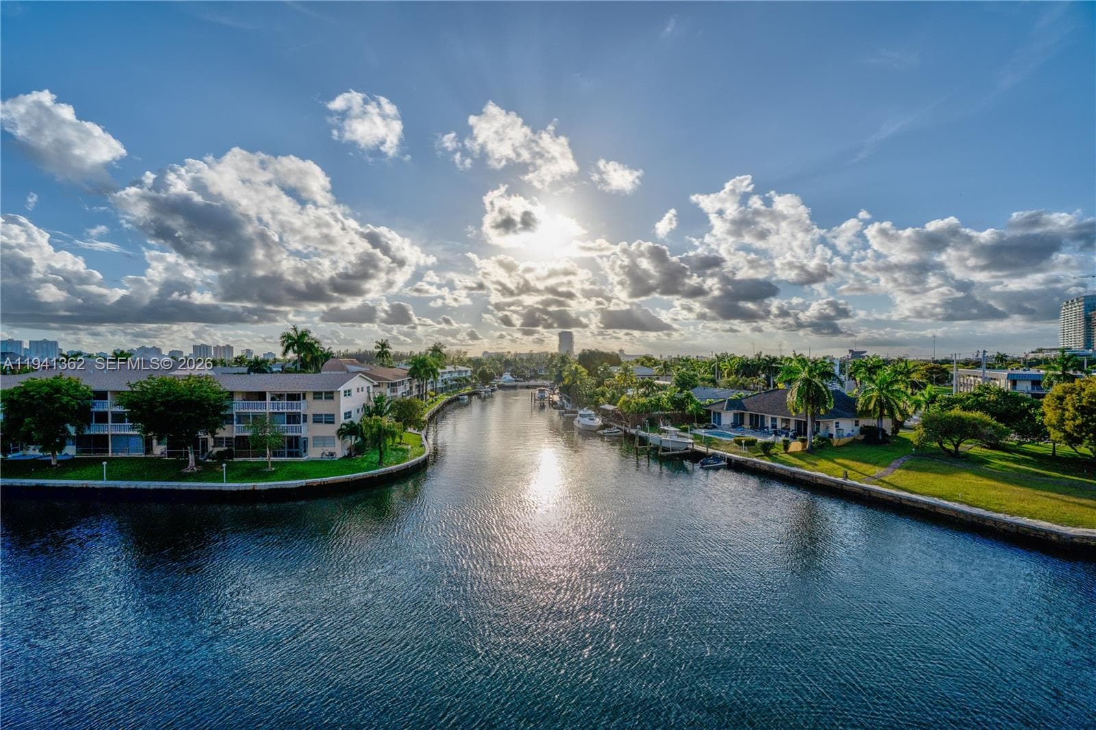 437 Golden Isles Dr # 4D, Hallandale Beach FL 33009 - Hallandale Beach, FL - Photo 1
