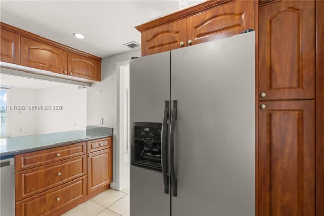 437 Golden Isles Dr # 4D, Hallandale Beach FL 33009 - Hallandale Beach, FL - Photo 4