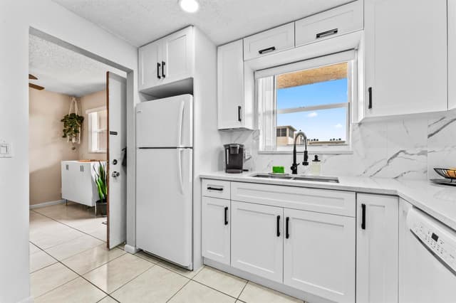 225 Bonnie Boulevard # 302, Palm Springs FL 33461 - Palm Springs, FL - Photo 2