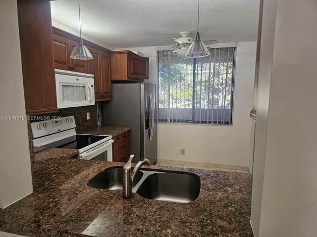 8592 W Sunrise Blvd # 209, Plantation FL 33322 - Plantation, FL - Photo 3