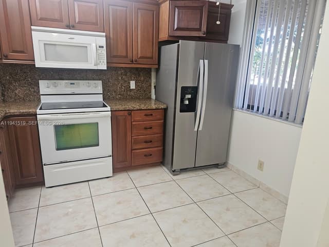 8592 W Sunrise Blvd # 209, Plantation FL 33322 - Plantation, FL - Photo 4