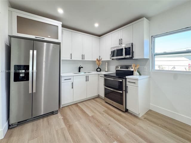 953 NE 37th St, Oakland Park FL 33334 - Oakland Park, FL - Photo 4