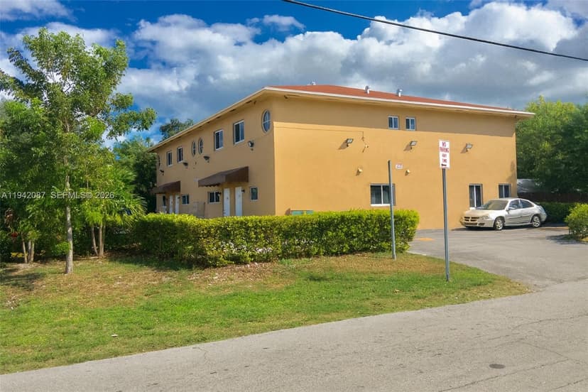 16585 NE 3 AVE, Miami FL 33162