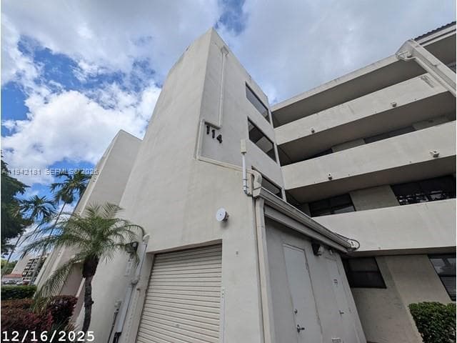 114 Lake Emerald Dr # 104, Oakland Park FL 33309
