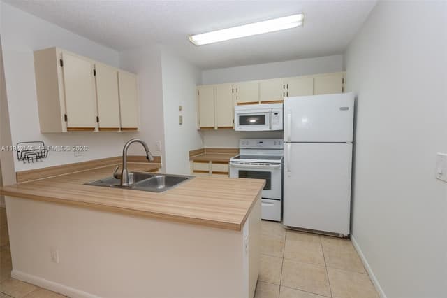 18328 NW 68th Ave # P, Hialeah FL 33015 - Hialeah, FL - Photo 2