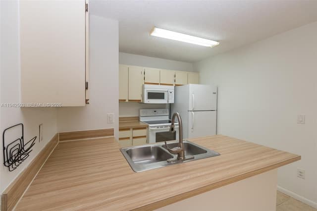18328 NW 68th Ave # P, Hialeah FL 33015 - Hialeah, FL - Photo 3