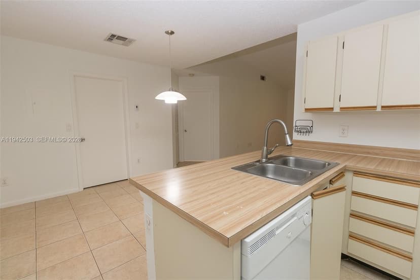 18328 NW 68th Ave # P, Hialeah FL 33015