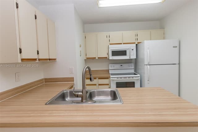 18328 NW 68th Ave # P, Hialeah FL 33015 - Hialeah, FL - Photo 4