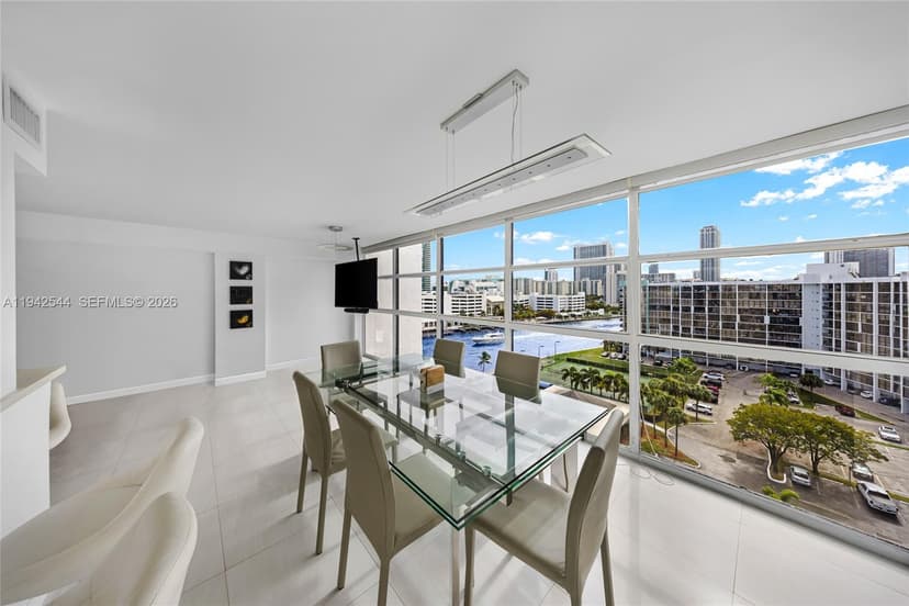 600 Parkview Dr # 1114, Hallandale Beach FL 33009