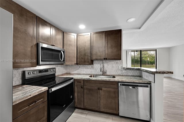 2850 Somerset Dr # 105L, Lauderdale Lakes FL 33311 - Lauderdale Lakes, FL - Photo 2