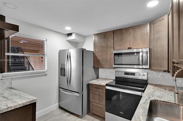 2850 Somerset Dr # 105L, Lauderdale Lakes FL 33311 - Lauderdale Lakes, FL - Photo 3