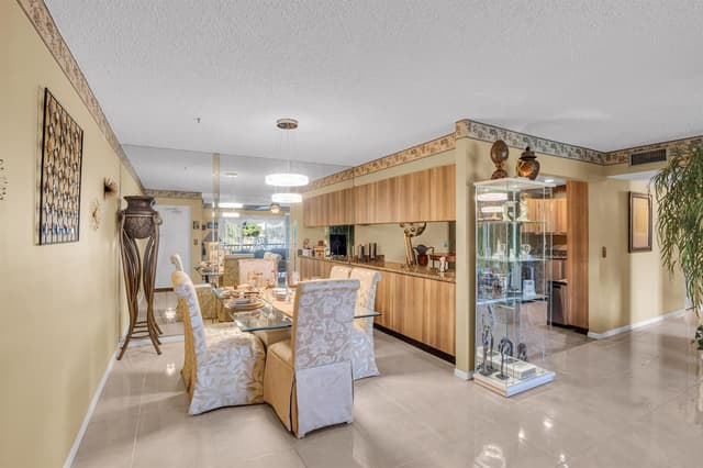 1012 Green Pine Boulevard # H2, West Palm Beach FL 33409 - West Palm Beach, FL - Photo 2