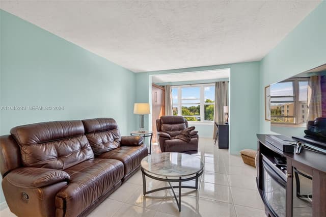 2801 Somerset Dr # 408, Lauderdale Lakes FL 33311 - Lauderdale Lakes, FL - Photo 2