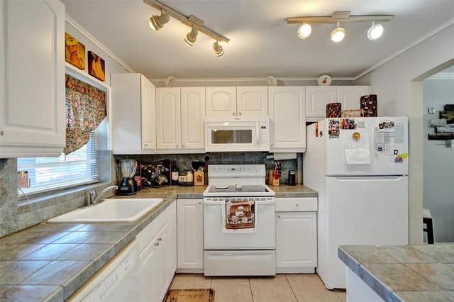 9821 Sunrise Lakes Boulevard # 106, Sunrise FL 33322 - Sunrise, FL - Photo 4