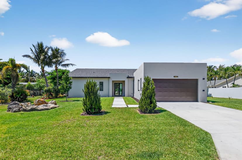 3920 Espan Court, Palm Springs FL 33461