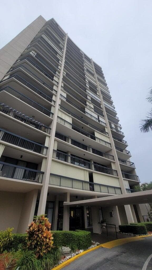 2425 Presidential Way # 402, West Palm Beach FL 33401