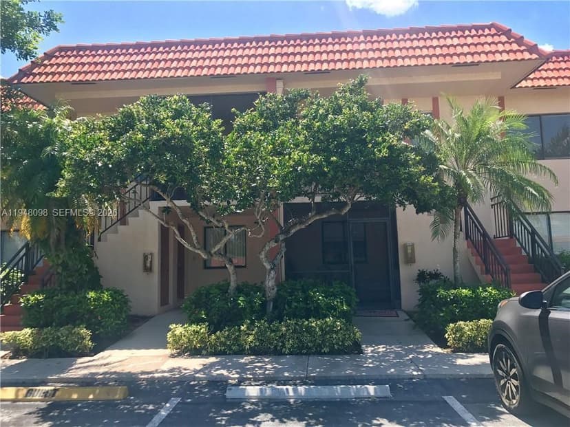 379 Lakeview Dr # 205, Weston FL 33326