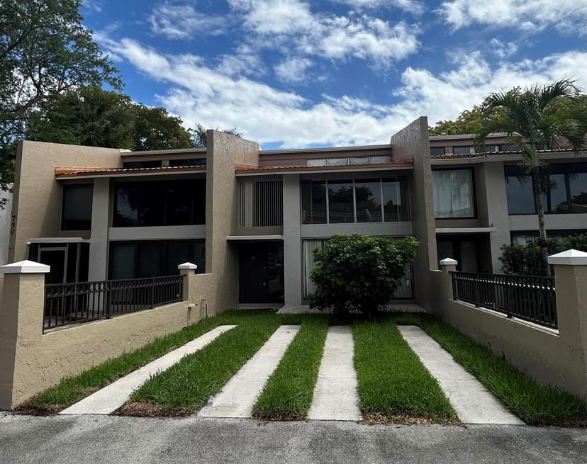 750 E Coco Plum Circle # 2, Plantation FL 33324